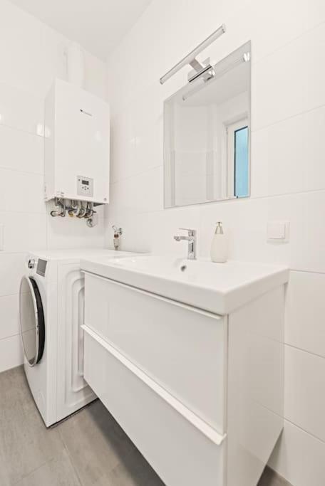 Cozy Apartment In Quiet Location, Fast Train Station 100M Away, Contactless Check-In Viena Exterior foto